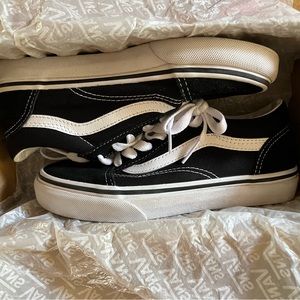 Boys classic retro Vans, size 1.5. In wonderful like new condition.